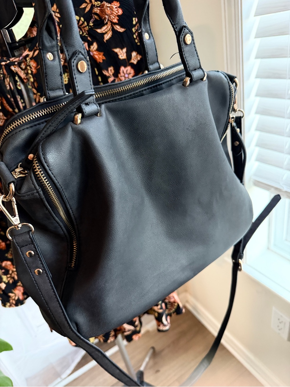 Gorgeous free people Logan vegan laser cut tote - Picture 3 of 12